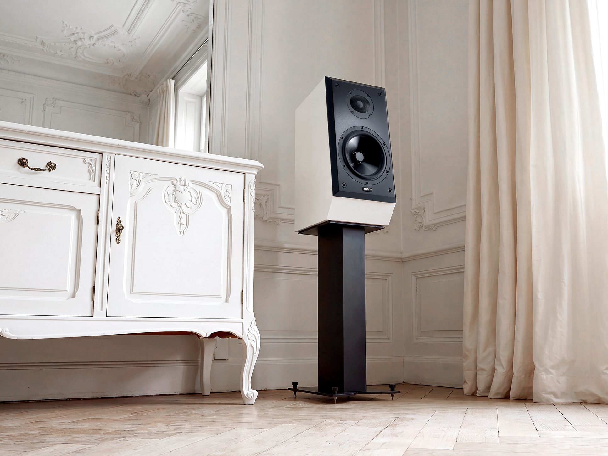 EPOS ES-14N su stand dedicato, in un ambiente luminoso con tende e mobile bianco