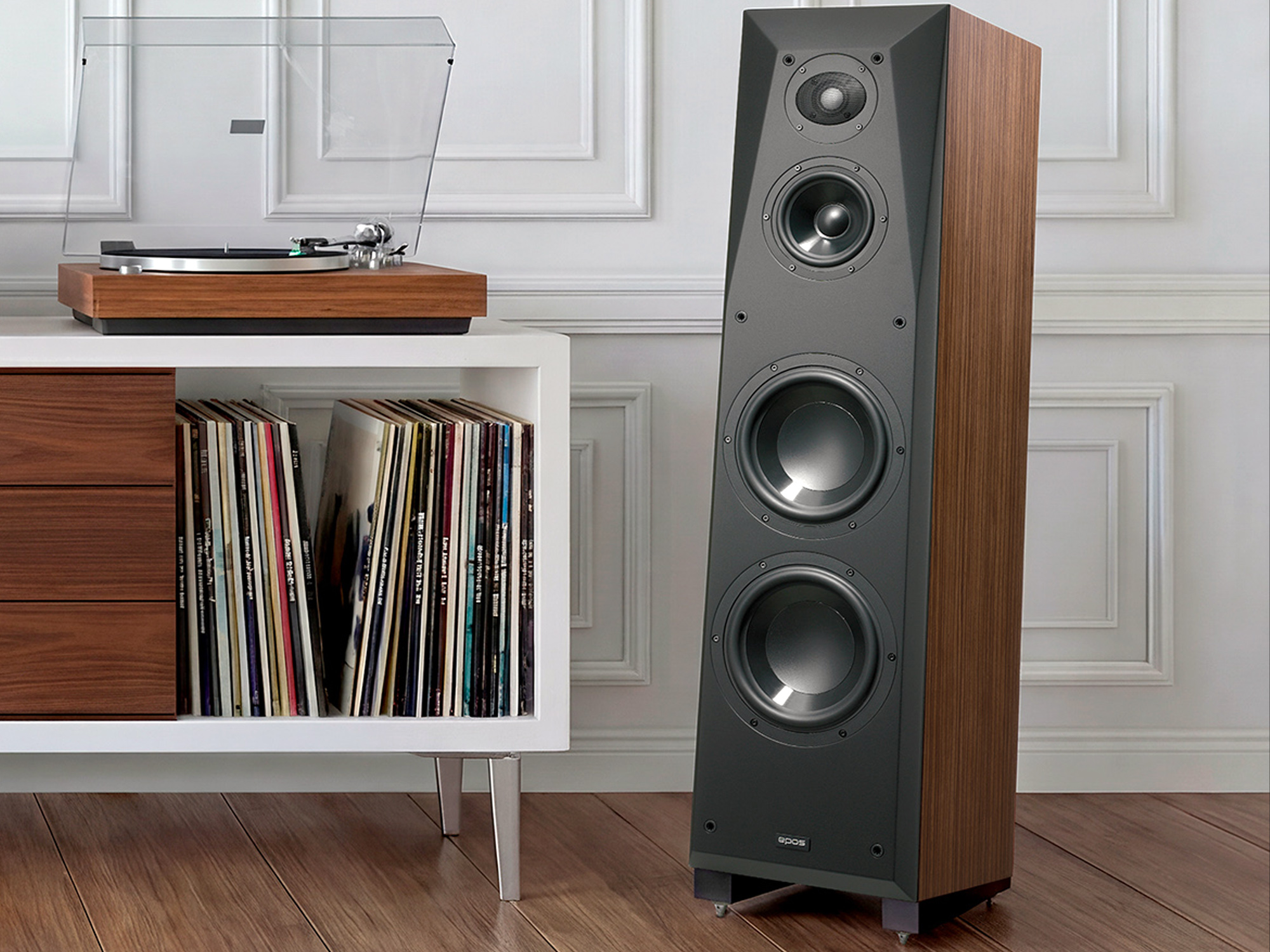 EPOS ES-28N in noce, accanto a un mobile con giradischi e dischi in vinile